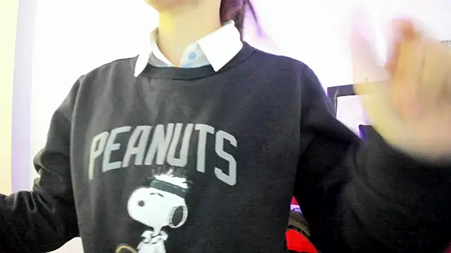 Snapshot of Sara_Roades chatting on 11-28-25, 08:00 Sara Roades online show from 11-28-25, 08:00