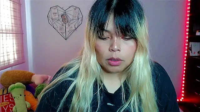 EllieMoonX online show from 12-15-25, 09:41