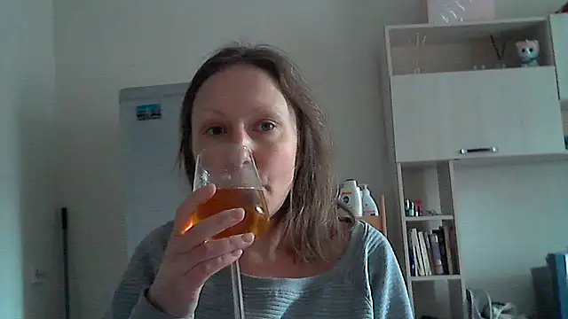 Snapshot of Tavriona chatting on 02-19-26, 11:17 Tavriona online show from 02-19-26, 11:17