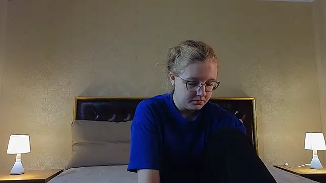 AlinaAldrete online show from 10-17-25, 04:26