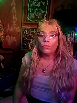 Snapshot of Queen2clouds chatting on 11-15-25, 10:45 Queen2clouds online show from 11-15-25, 10:45