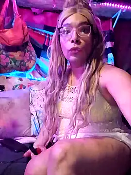 Snapshot of Queen2clouds chatting on 11-16-25, 02:17 Queen2clouds online show from 11-16-25, 02:17