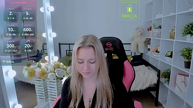 Snapshot of Lulu___Moon chatting on 10-29-25, 06:59 Lulu   Moon online show from 10-29-25, 06:59