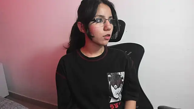 Snapshot of HollyPeach chatting on 10-27-25, 12:42 HollyPeach online show from 10-27-25, 12:42