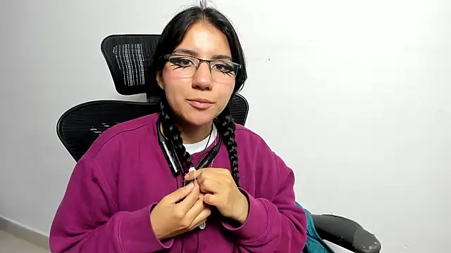 Snapshot of HollyPeach chatting on 11-17-25, 07:52 HollyPeach online show from 11-17-25, 07:52