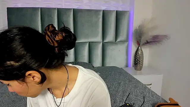 Snapshot of HollyPeach chatting on 11-25-25, 07:47 HollyPeach online show from 11-25-25, 07:47