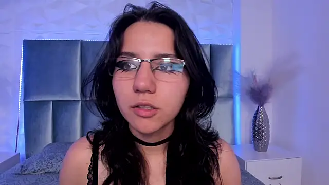 Snapshot of HollyPeach chatting on 12-17-25, 07:31 HollyPeach online show from 12-17-25, 07:31