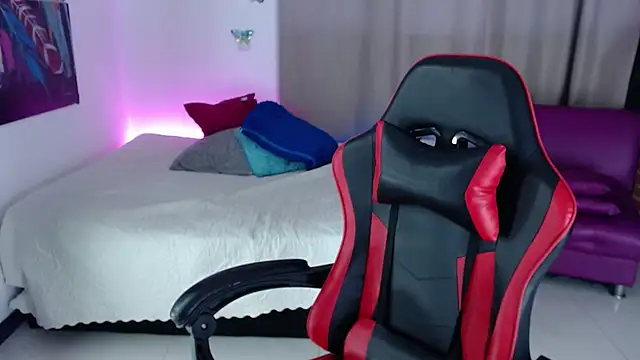 Snapshot of skarlett222 chatting on 11-12-25, 12:44 skarlett222 online show from 11-12-25, 12:44