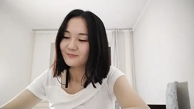 Snapshot of Lyndasilk chatting on 10-24-25, 02:02 Lyndasilk online show from 10-24-25, 02:02