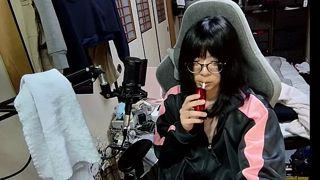 Snapshot of harinyanxxx chatting on 02-15-26, 06:59 harinyanxxx online show from 02-15-26, 06:59