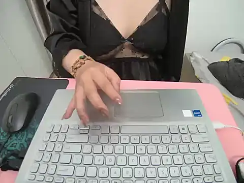 Hanna Mina online show from 01-15-26, 02:38