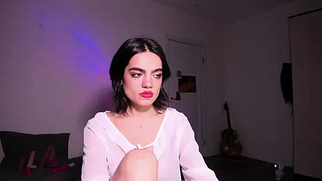 Snapshot of nightfloatt chatting on 12-17-25, 01:06 nightfloatt online show from 12-17-25, 01:06