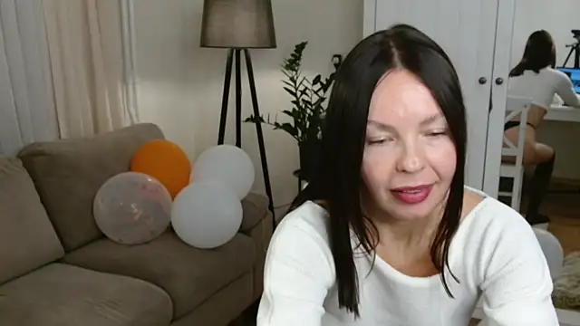 Snapshot of LittleNicolee chatting on 11-05-25, 08:09 LittleNicolee online show from 11-05-25, 08:09