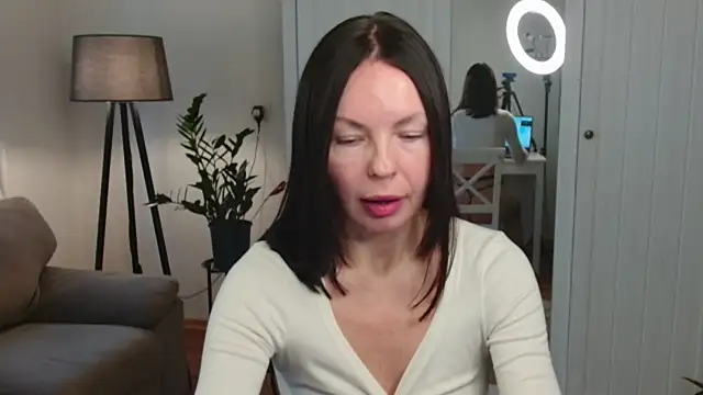 Snapshot of LittleNicolee chatting on 11-11-25, 12:05 LittleNicolee online show from 11-11-25, 12:05