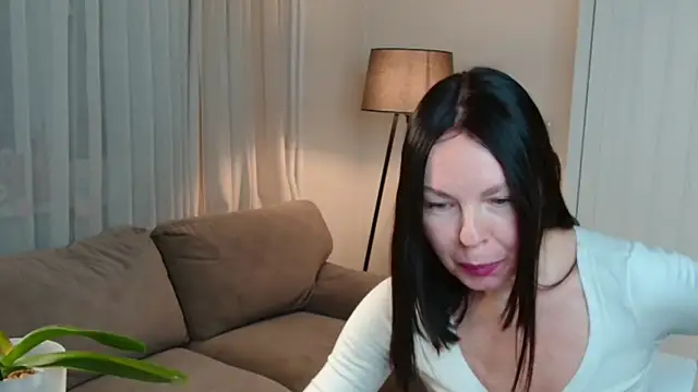 Snapshot of LittleNicolee chatting on 12-05-25, 06:37 LittleNicolee online show from 12-05-25, 06:37