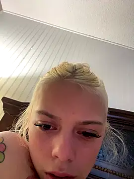 itspinkkk online show from 10-18-25, 03:31