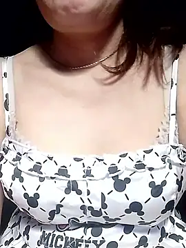 YiyinLy online show from 05-26-26, 10:06