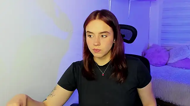 Emily Lindey online show from 12-17-25, 03:34