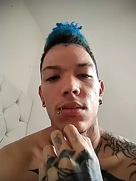 Snapshot of Overinktt chatting on 10-27-25, 04:44 Overinktt online show from 10-27-25, 04:44