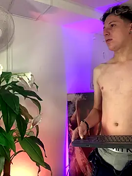 Snapshot of SsexCouplee chatting on 11-11-25, 11:43 SsexCouplee online show from 11-11-25, 11:43