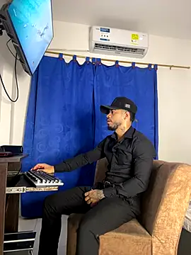 Kylian Alessandro online show from 12-15-25, 10:47