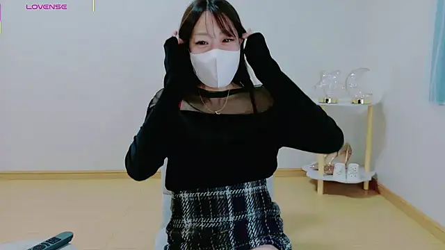 TSUKI circle online show from 12-18-25, 02:34