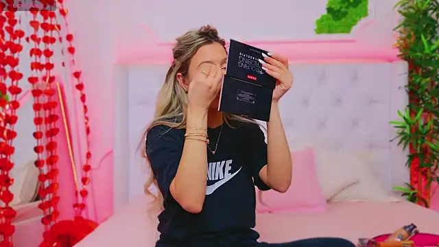 Snapshot of AriannaSins chatting on 02-06-25, 01:54 AriannaSins online show from 02-06-25, 01:54