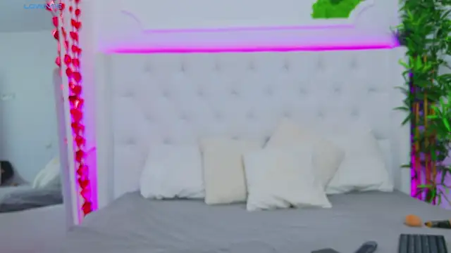 Snapshot of AriannaSins chatting on 03-10-25, 01:21 AriannaSins online show from 03-10-25, 01:21