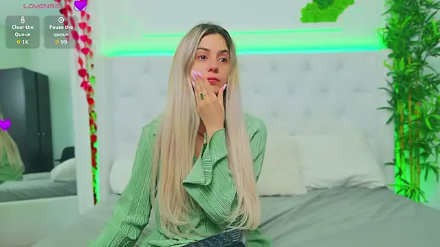 Snapshot of AriannaSins chatting on 03-18-25, 01:42 AriannaSins online show from 03-18-25, 01:42