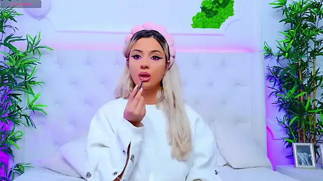 Snapshot of AriannaSins chatting on 10-01-25, 12:33 AriannaSins online show from 10-01-25, 12:33