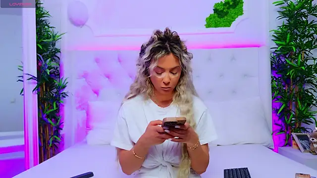 Snapshot of AriannaSins chatting on 11-03-25, 01:23 AriannaSins online show from 11-03-25, 01:23