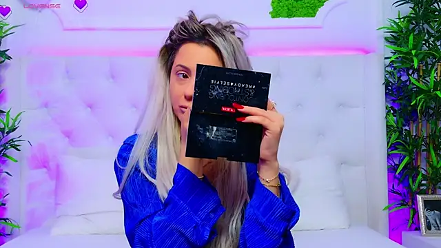 Snapshot of AriannaSins chatting on 11-07-25, 01:22 AriannaSins online show from 11-07-25, 01:22