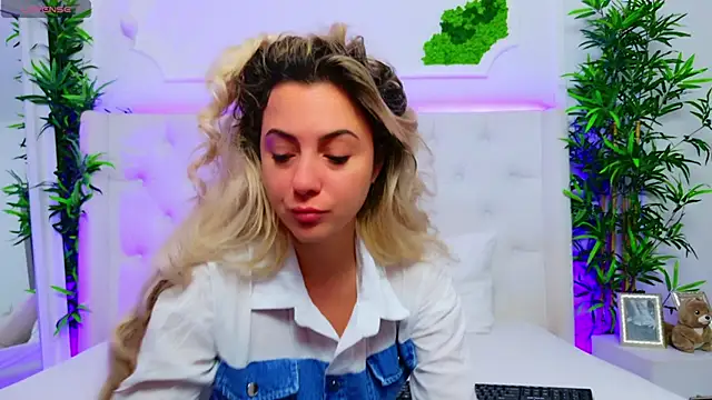 Snapshot of AriannaSins chatting on 11-14-25, 01:32 AriannaSins online show from 11-14-25, 01:32