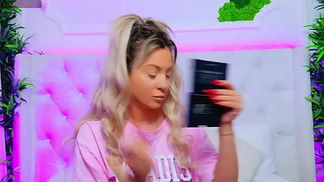 Snapshot of AriannaSins chatting on 11-17-25, 01:06 AriannaSins online show from 11-17-25, 01:06