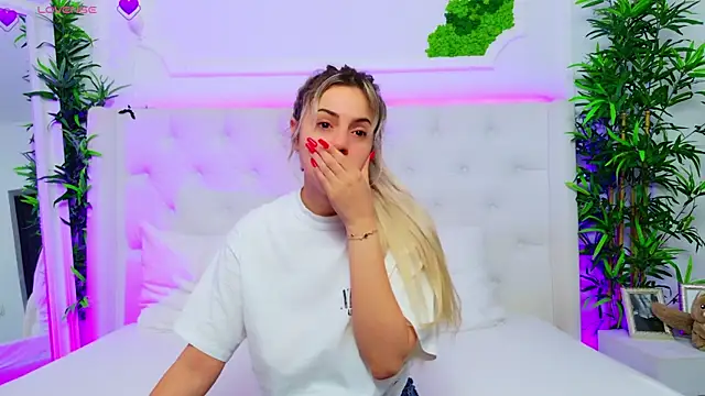 Snapshot of AriannaSins chatting on 11-21-25, 01:32 AriannaSins online show from 11-21-25, 01:32