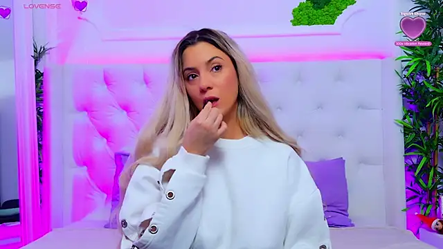 Snapshot of AriannaSins chatting on 12-19-25, 02:35 AriannaSins online show from 12-19-25, 02:35