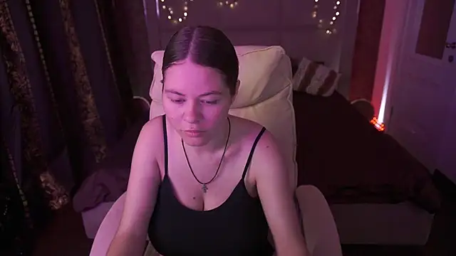 Snapshot of QueenEvieX chatting on 04-21-26, 12:34 QueenEvieX online show from 04-21-26, 12:34