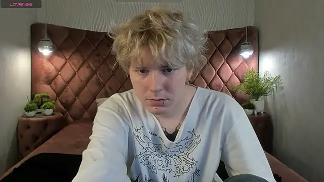 Snapshot of KevinMilky chatting on 11-20-25, 02:39 KevinMilky online show from 11-20-25, 02:39