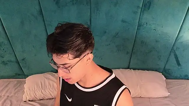 Aaron Eze online show from 04-06-26, 01:12