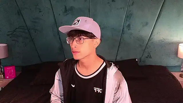 Aaron Eze online show from 04-12-26, 12:32