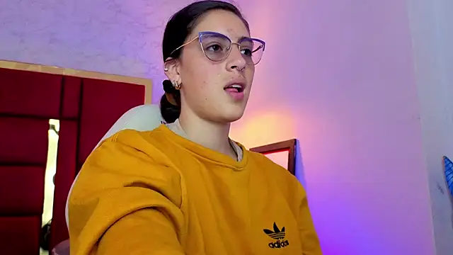 Snapshot of moon_winy chatting on 05-20-26, 11:49 moon winy online show from 05-20-26, 11:49
