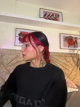 Snapshot of Emma_duff chatting on 06-14-26, 11:45 Emma duff online show from 06-14-26, 11:45