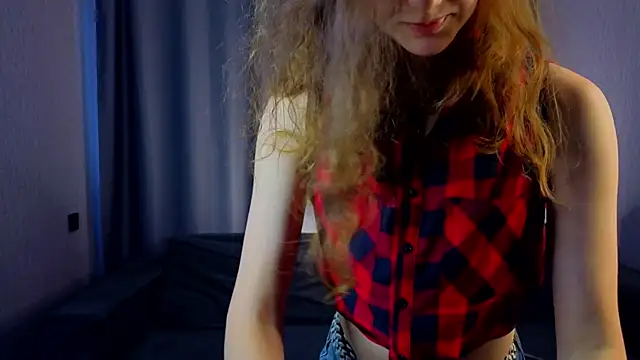 Snapshot of FoxFever chatting on 11-17-25, 07:03 FoxFever online show from 11-17-25, 07:03