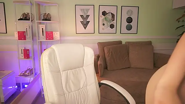 EmilyTurneer online show from 04-15-26, 07:21