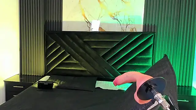 Snapshot of Halleyrosse chatting on 10-24-25, 12:01 Halleyrosse online show from 10-24-25, 12:01