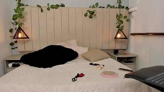 Amelia Brixton online show from 11-30-25, 04:22