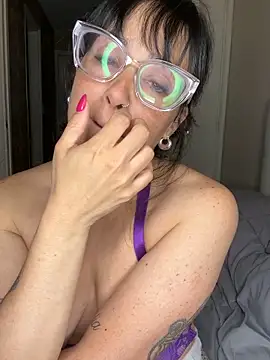 Snapshot of miavelatti85 chatting on 11-28-25, 12:13 miavelatti85 online show from 11-28-25, 12:13