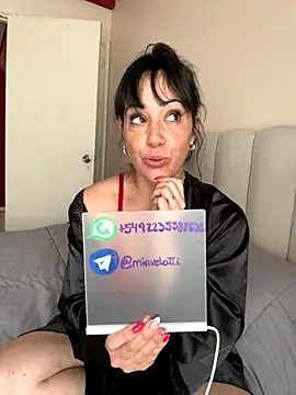 Snapshot of miavelatti85 chatting on 11-28-25, 02:20 miavelatti85 online show from 11-28-25, 02:20