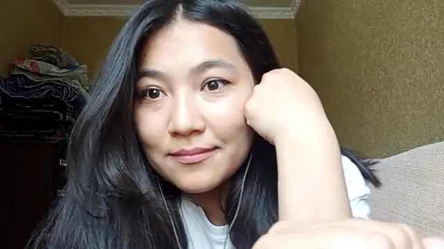 Snapshot of LinneaHyles chatting on 10-28-25, 05:22 LinneaHyles online show from 10-28-25, 05:22