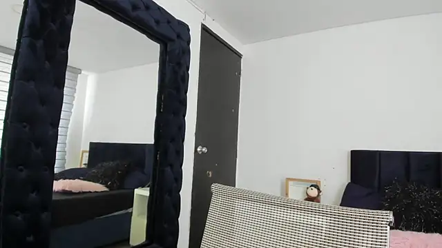 melanie roux   online show from 04-20-26, 07:04